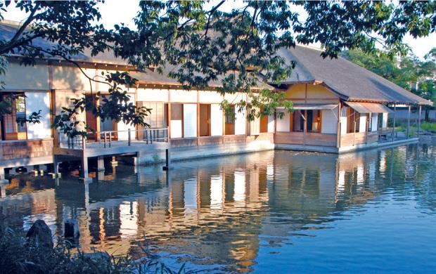 池に浮かぶ養浩館庭園